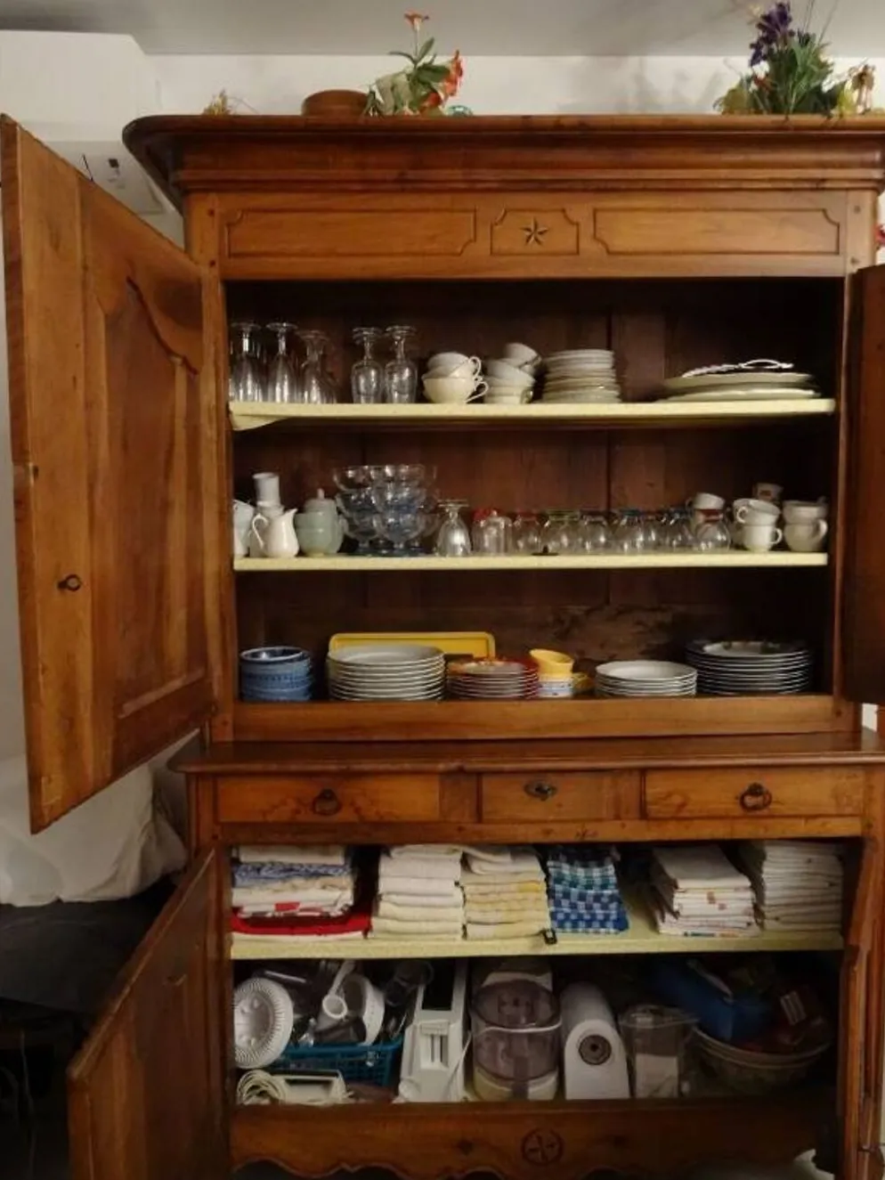 magnifique buffet 2 corps xviiie siècle en noyer – pièce ancienne d’excepti