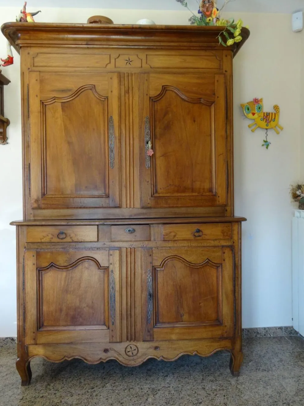 magnifique buffet 2 corps xviiie siècle en noyer – pièce ancienne d’excepti