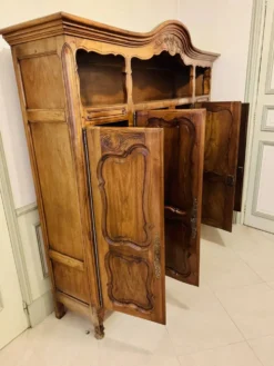 Magnifique buffet-vaisselier deux corps en noyer sculpté, style Louis XV