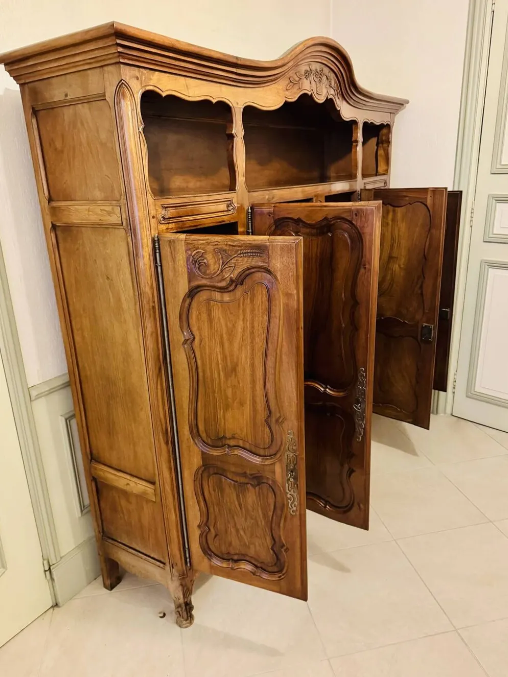 Magnifique buffet-vaisselier deux corps en noyer sculpté, style Louis XV