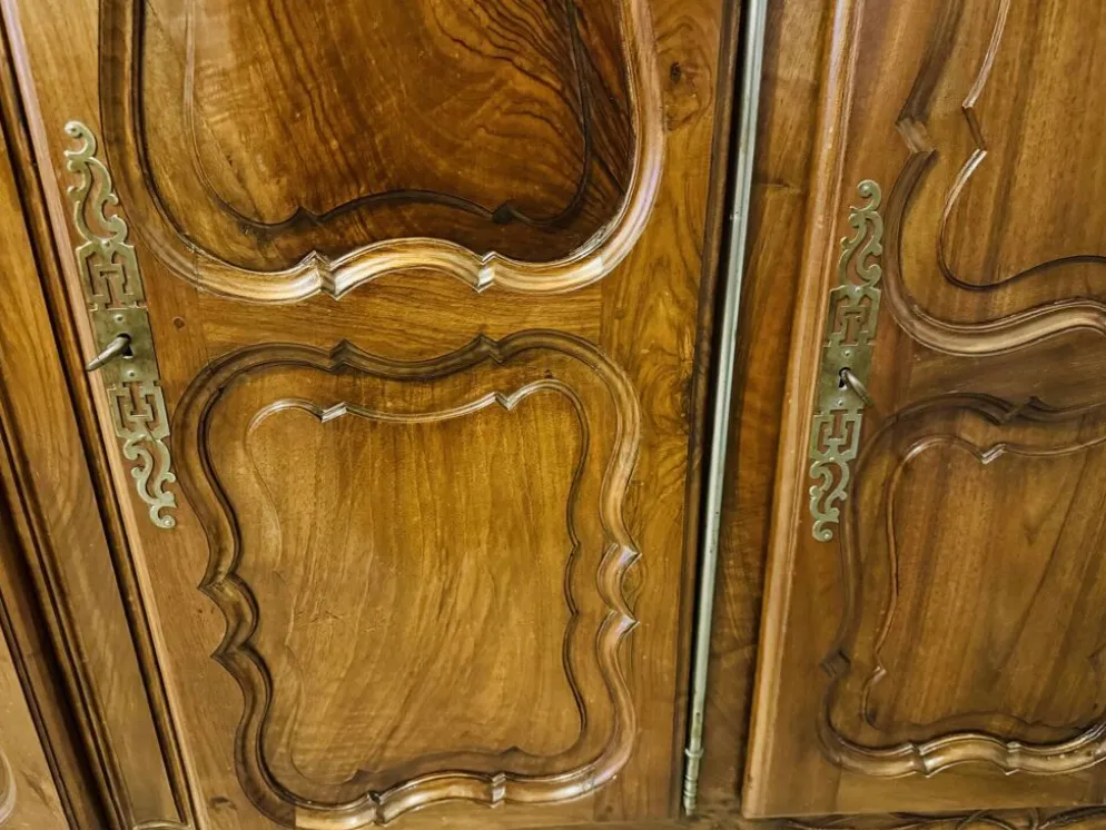 Magnifique buffet-vaisselier deux corps en noyer sculpté, style Louis XV