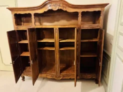 Magnifique buffet-vaisselier deux corps en noyer sculpté, style Louis XV