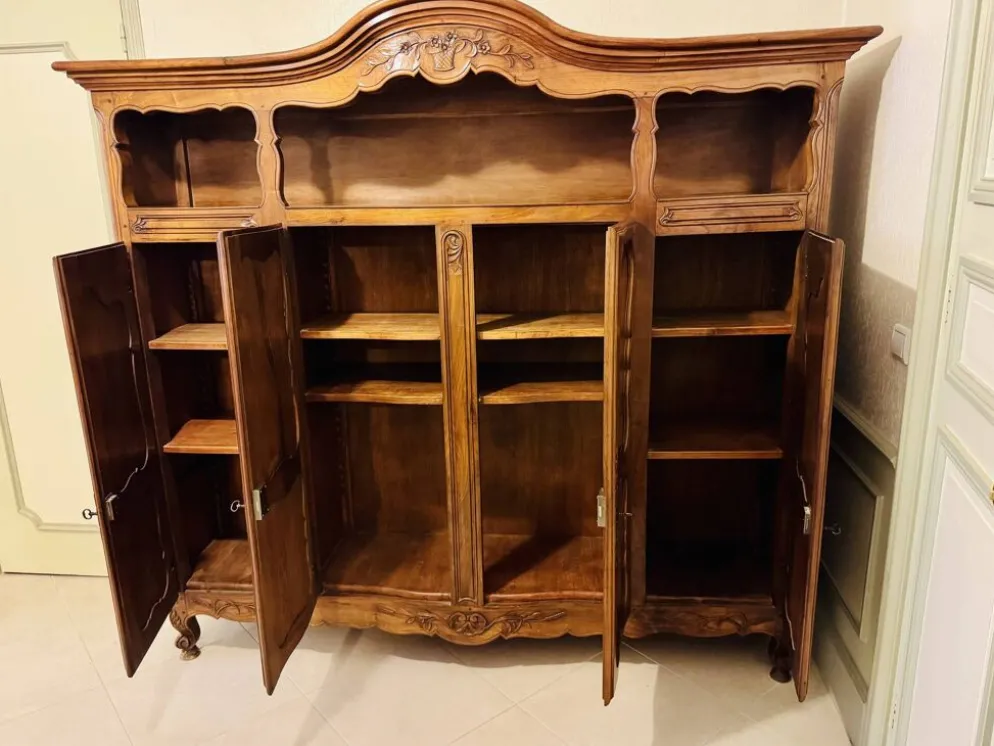 Magnifique buffet-vaisselier deux corps en noyer sculpté, style Louis XV