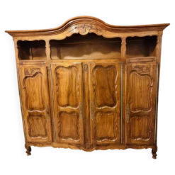 Magnifique buffet-vaisselier deux corps en noyer sculpté, style Louis XV