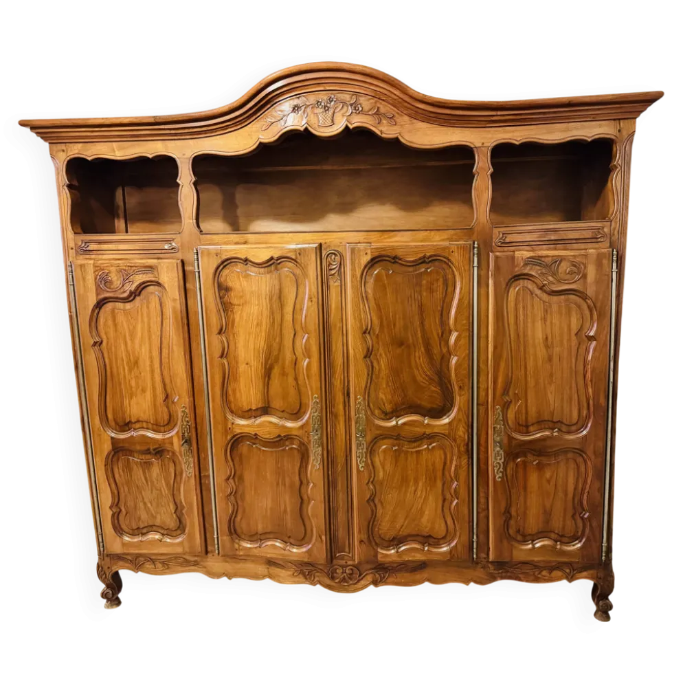 Magnifique buffet-vaisselier deux corps en noyer sculpté, style Louis XV