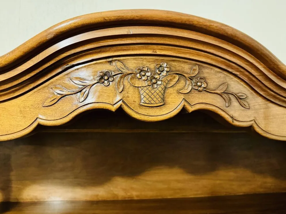 Magnifique buffet-vaisselier deux corps en noyer sculpté, style Louis XV