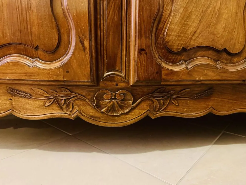 Magnifique buffet-vaisselier deux corps en noyer sculpté, style Louis XV