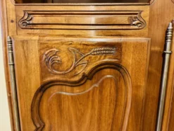 Magnifique buffet-vaisselier deux corps en noyer sculpté, style Louis XV