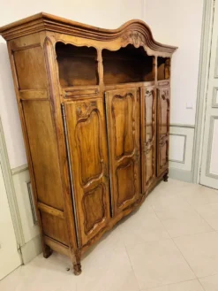 Magnifique buffet-vaisselier deux corps en noyer sculpté, style Louis XV