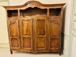 Magnifique buffet-vaisselier deux corps en noyer sculpté, style Louis XV