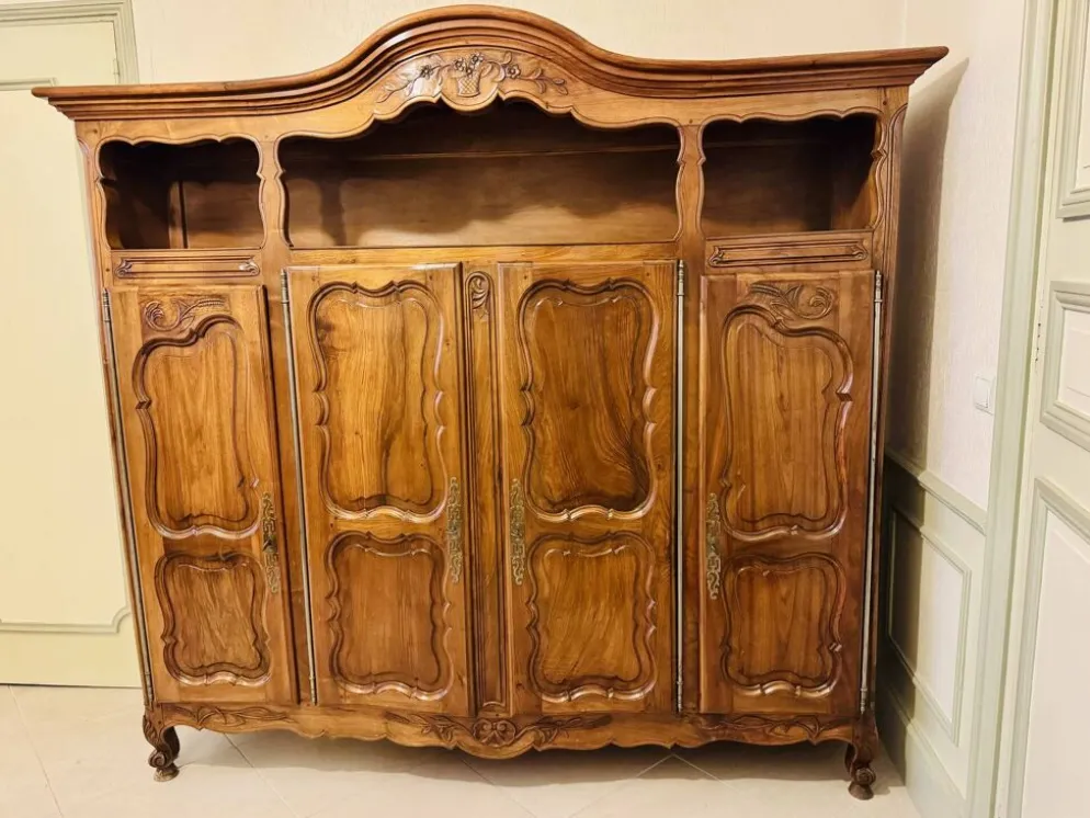 Magnifique buffet-vaisselier deux corps en noyer sculpté, style Louis XV