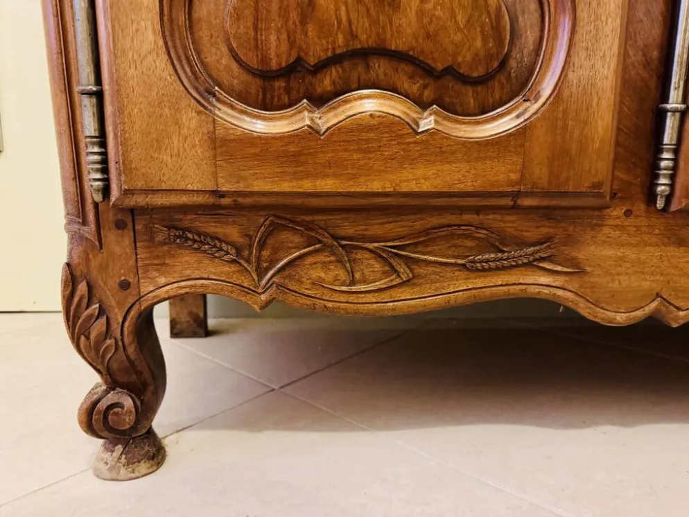 Magnifique buffet-vaisselier deux corps en noyer sculpté, style Louis XV