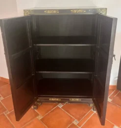 Magnifique cabinet chinois laqué noir et or