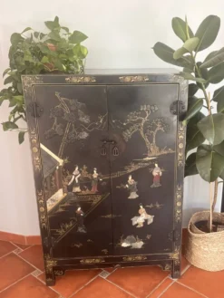 Magnifique cabinet chinois laqué noir et or