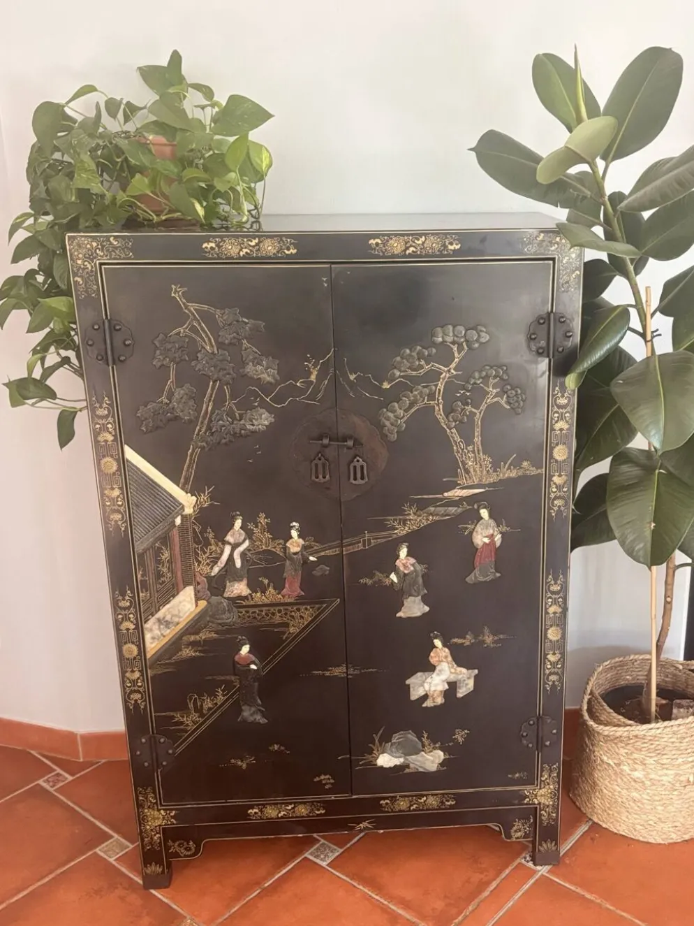 Magnifique cabinet chinois laqué noir et or