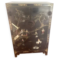 Magnifique cabinet chinois laqué noir et or
