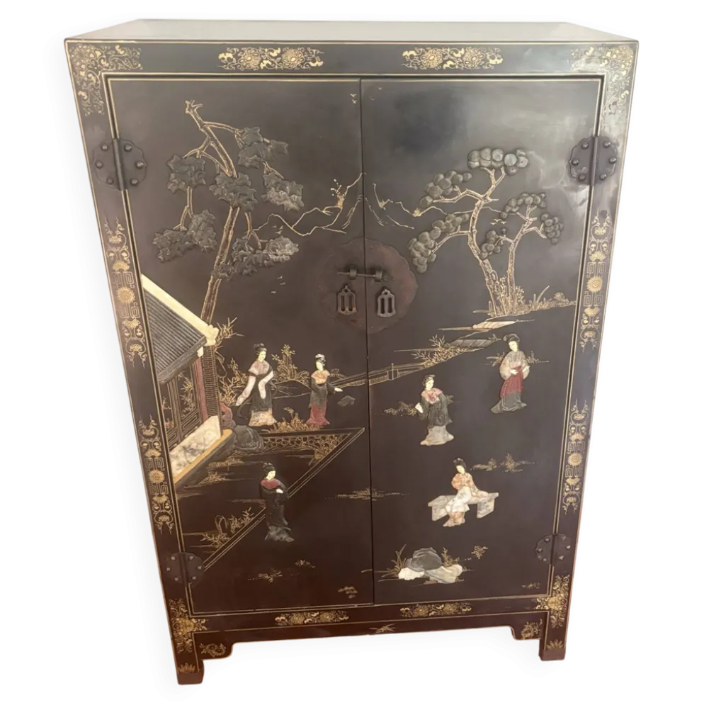 Magnifique cabinet chinois laqué noir et or