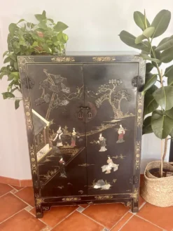 Magnifique cabinet chinois laqué noir et or