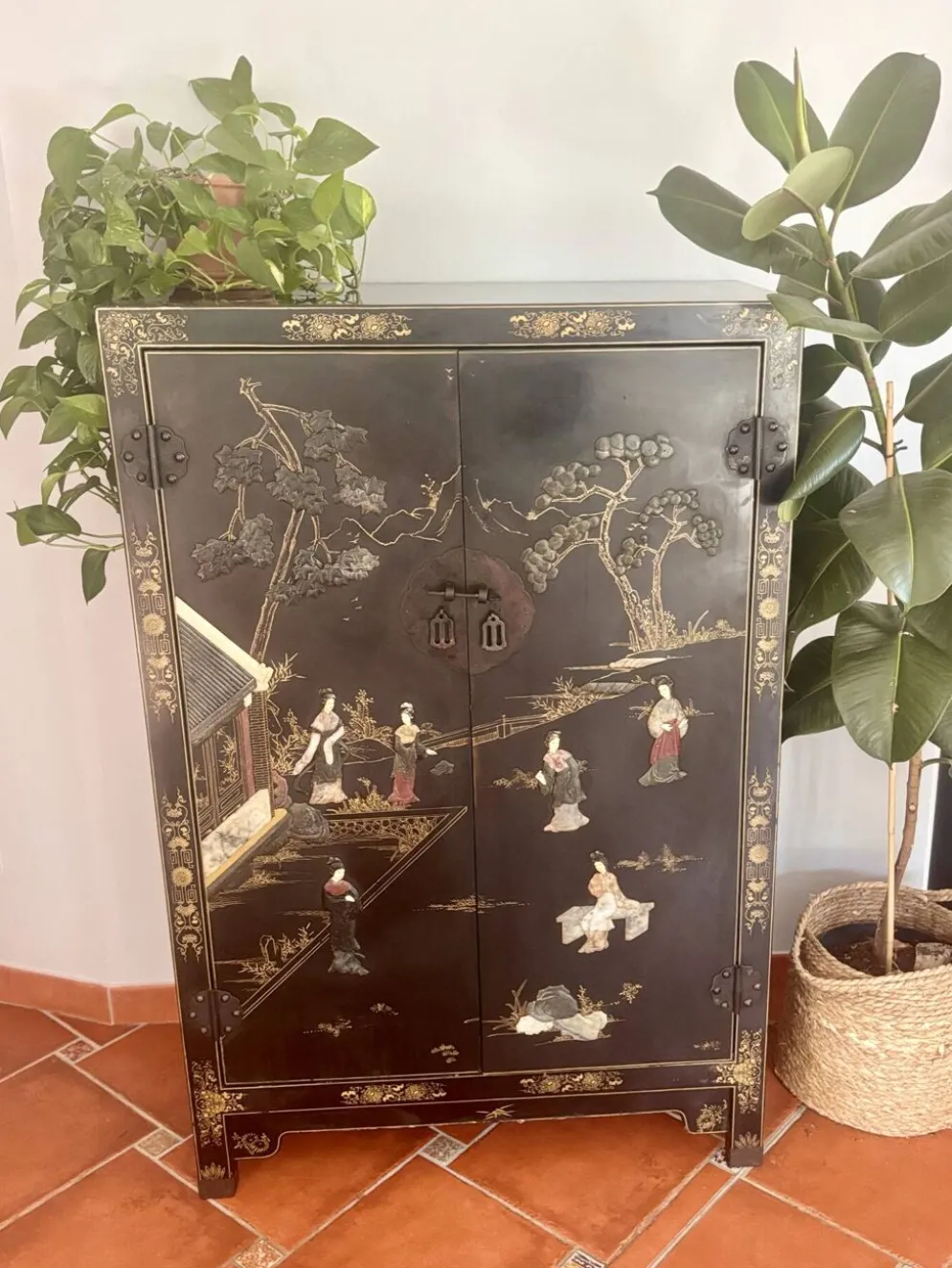 Magnifique cabinet chinois laqué noir et or