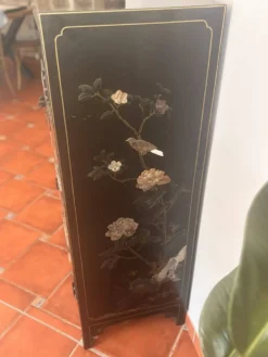 Magnifique cabinet chinois laqué noir et or