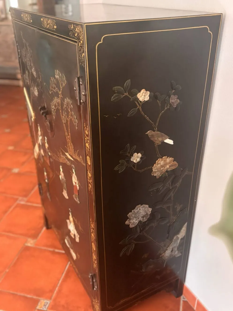 Magnifique cabinet chinois laqué noir et or