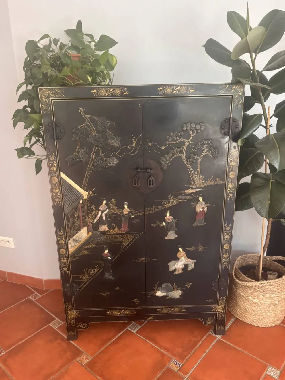 Magnifique cabinet chinois laqué noir et or