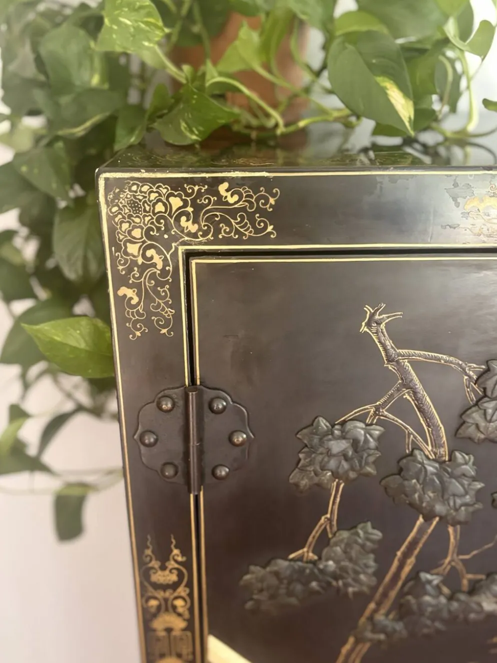 Magnifique cabinet chinois laqué noir et or