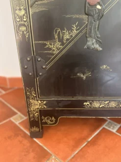Magnifique cabinet chinois laqué noir et or