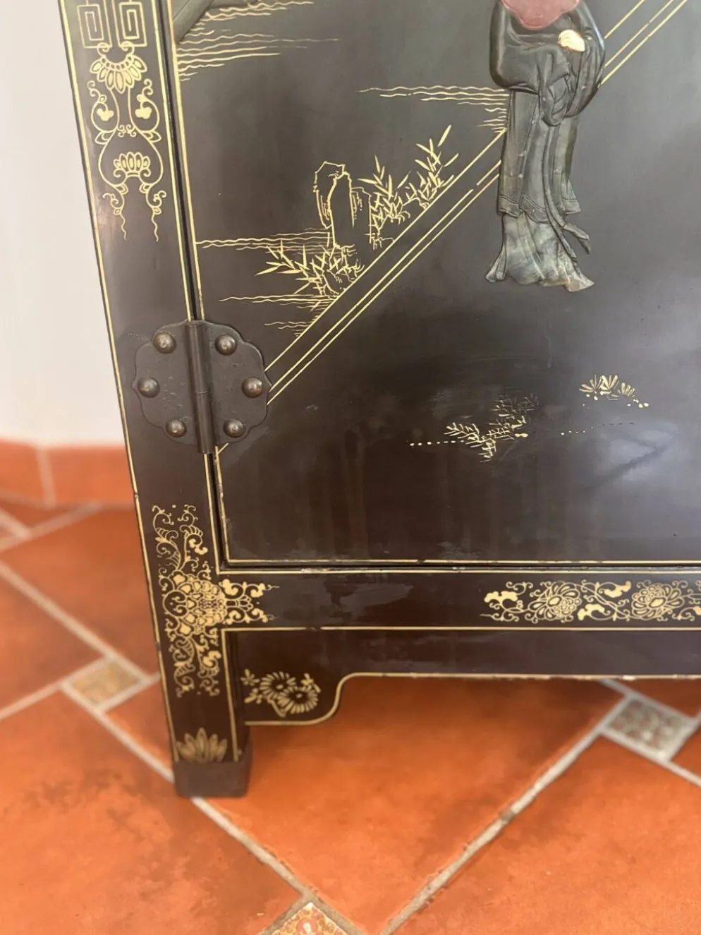 Magnifique cabinet chinois laqué noir et or