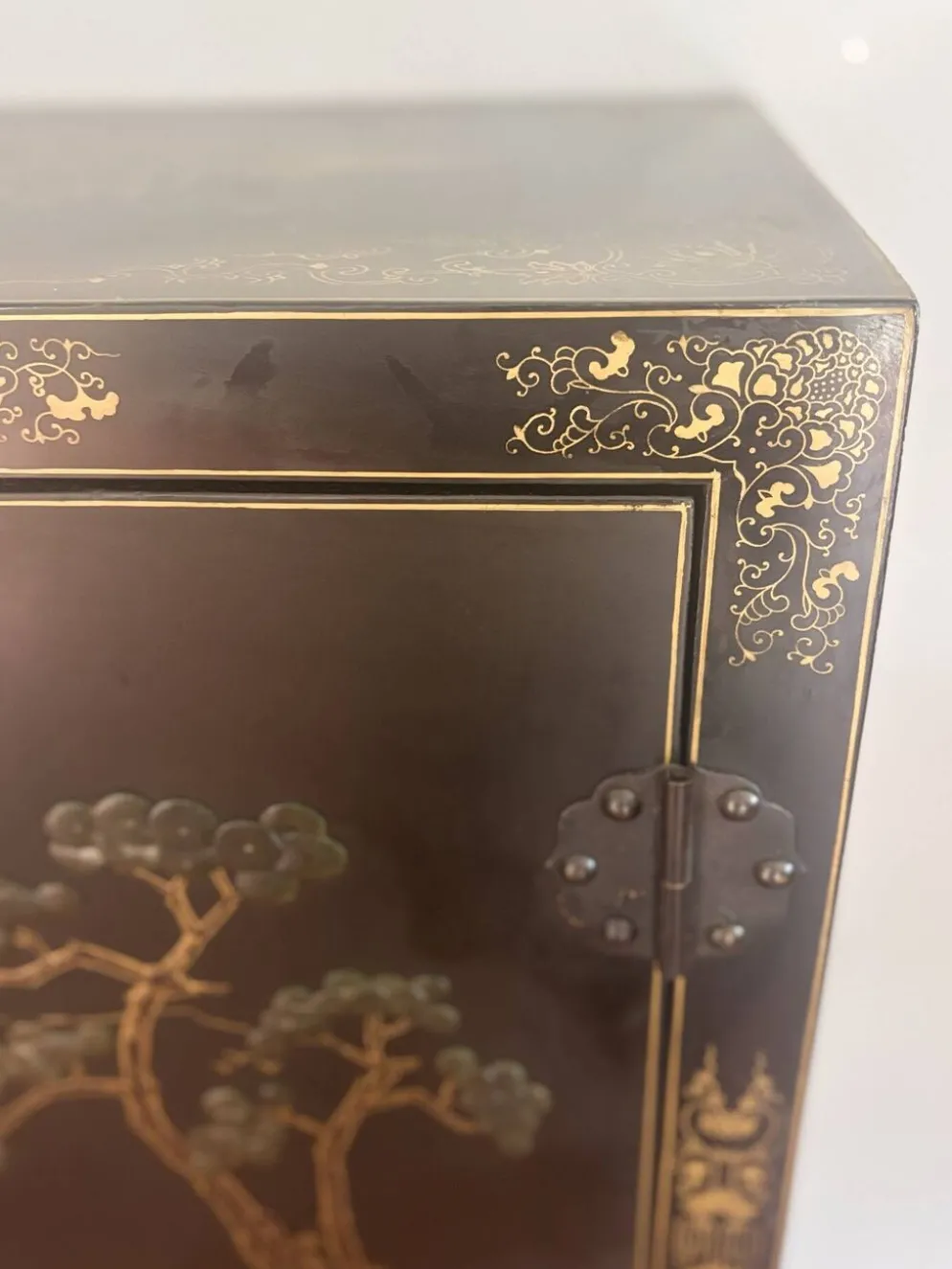 Magnifique cabinet chinois laqué noir et or