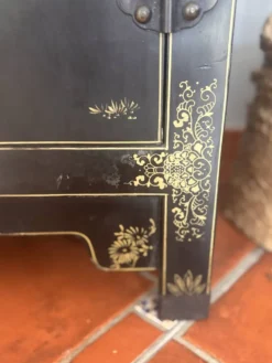 Magnifique cabinet chinois laqué noir et or