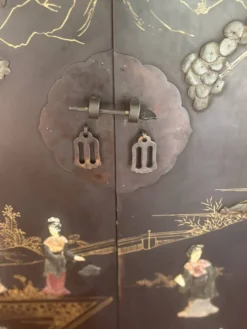 Magnifique cabinet chinois laqué noir et or