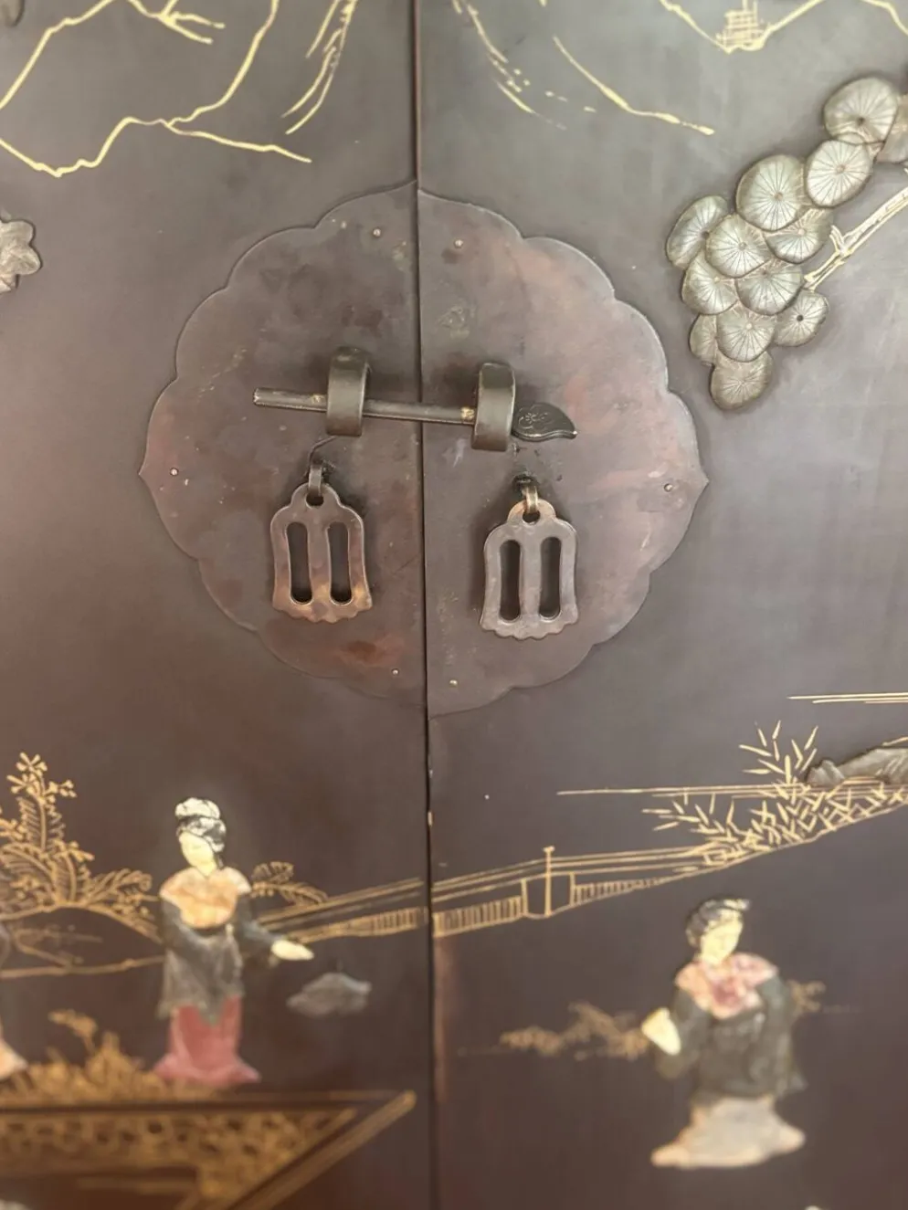 Magnifique cabinet chinois laqué noir et or