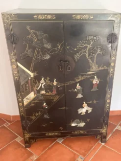 Magnifique cabinet chinois laqué noir et or