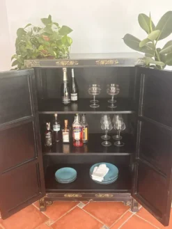 Magnifique cabinet chinois laqué noir et or