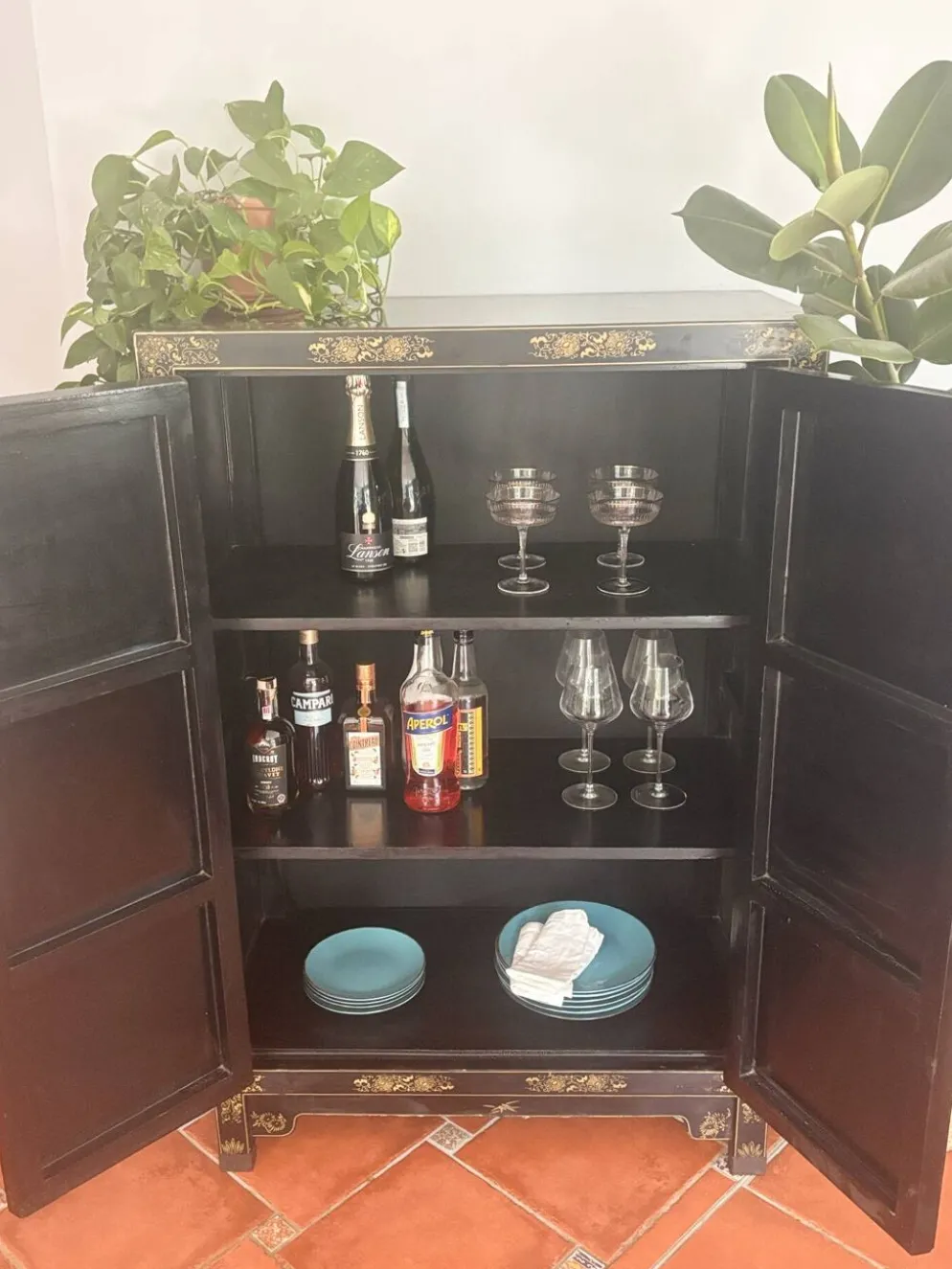 Magnifique cabinet chinois laqué noir et or