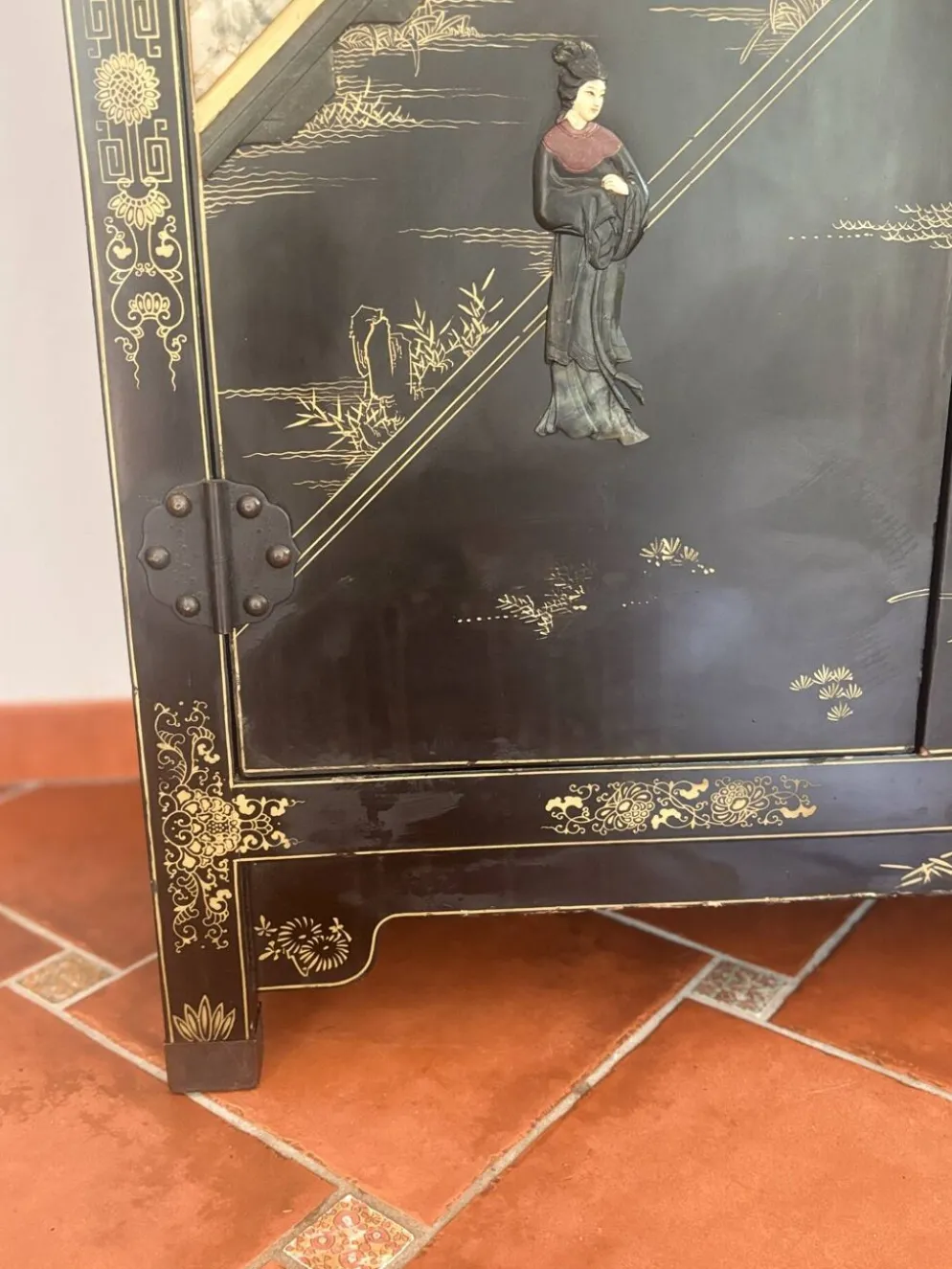 Magnifique cabinet chinois laqué noir et or