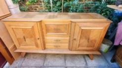 Magnifique grand buffet bas vintage en bois