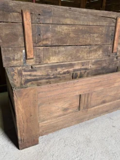 Maie ancienne en bois massif