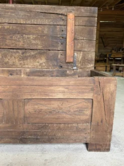 Maie ancienne en bois massif