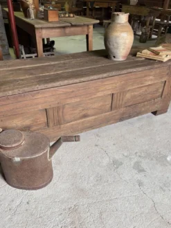 Maie ancienne en bois massif