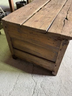 Maie ancienne en bois massif