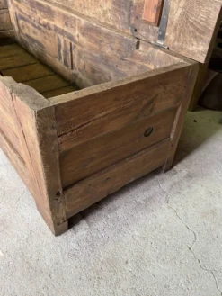 Maie ancienne en bois massif