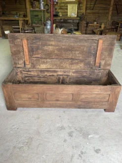 Maie ancienne en bois massif