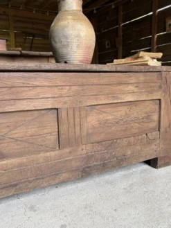 Maie ancienne en bois massif