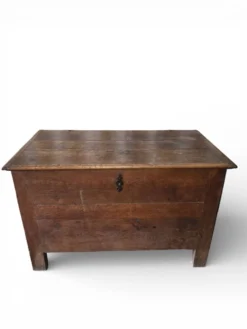 Maie/coffre ancien en bois massif – patine authentique, couvercle ouvrant