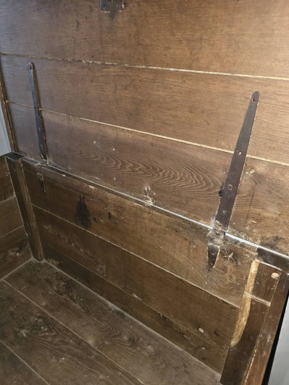 Maie/coffre ancien en bois massif – patine authentique, couvercle ouvrant