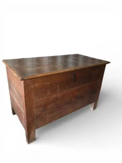 Maie/coffre ancien en bois massif – patine authentique, couvercle ouvrant