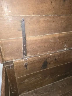 Maie/coffre ancien en bois massif – patine authentique, couvercle ouvrant