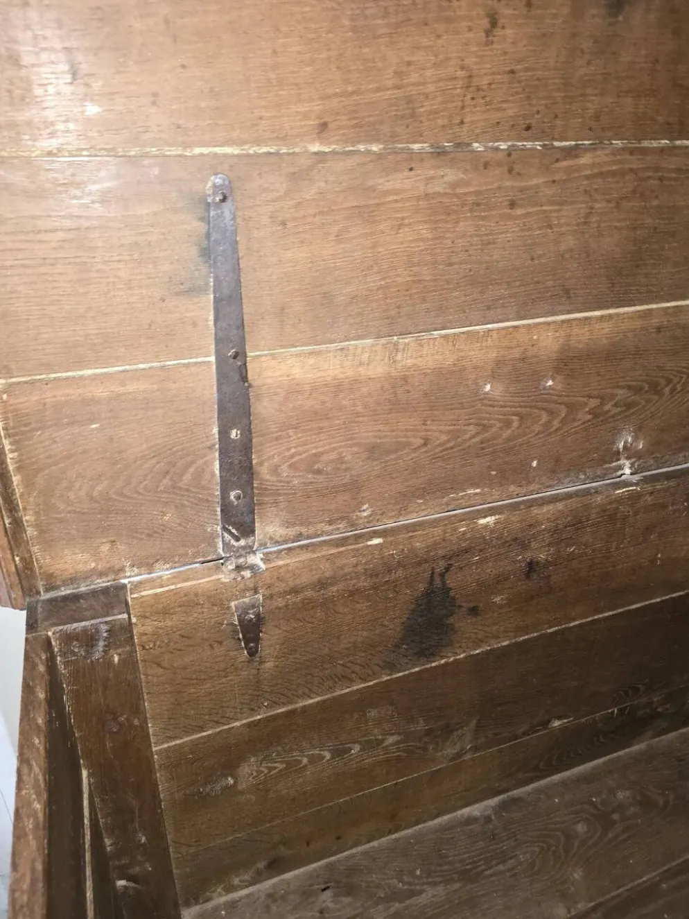 Maie/coffre ancien en bois massif – patine authentique, couvercle ouvrant
